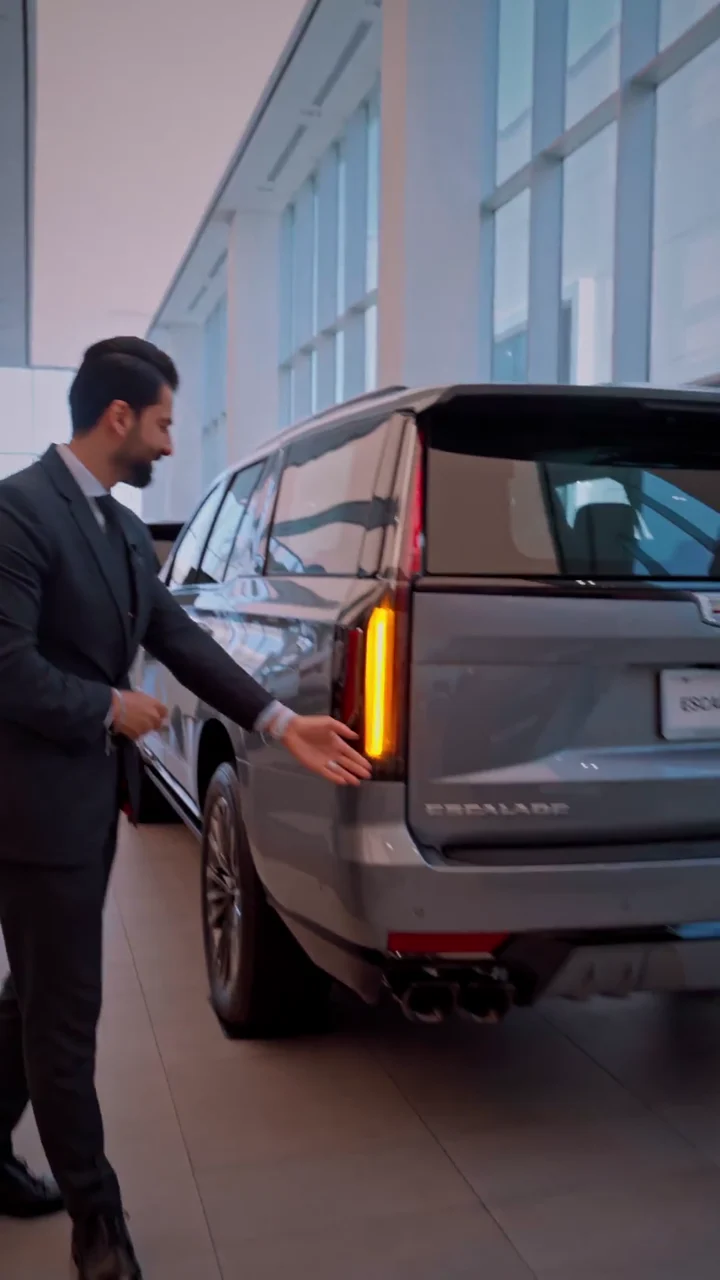 Cadillac Escalade — Walkthrough — A sales-led introduction to the then-new Cadillac Escalade.